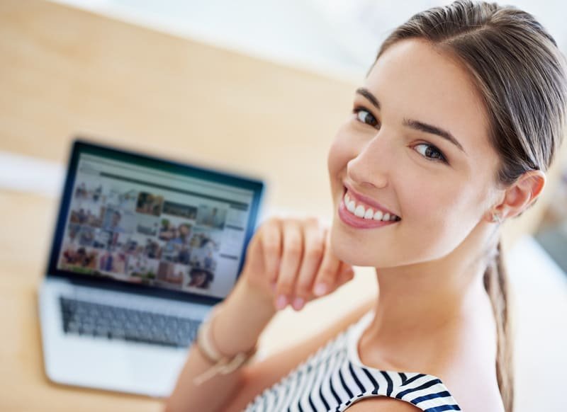 Puedes contactarnos via chat online
